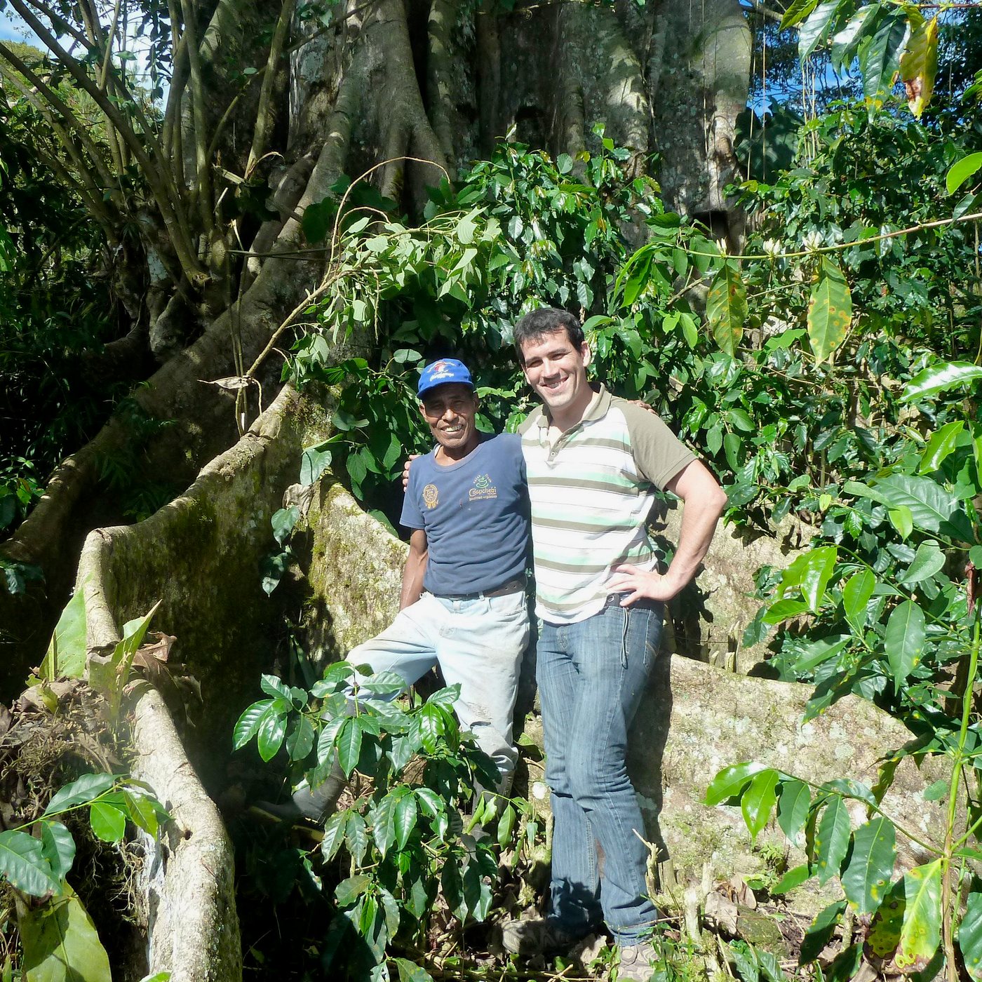 Renaud, fondateur de allpeco avec un des producteurs de café pour allpeco